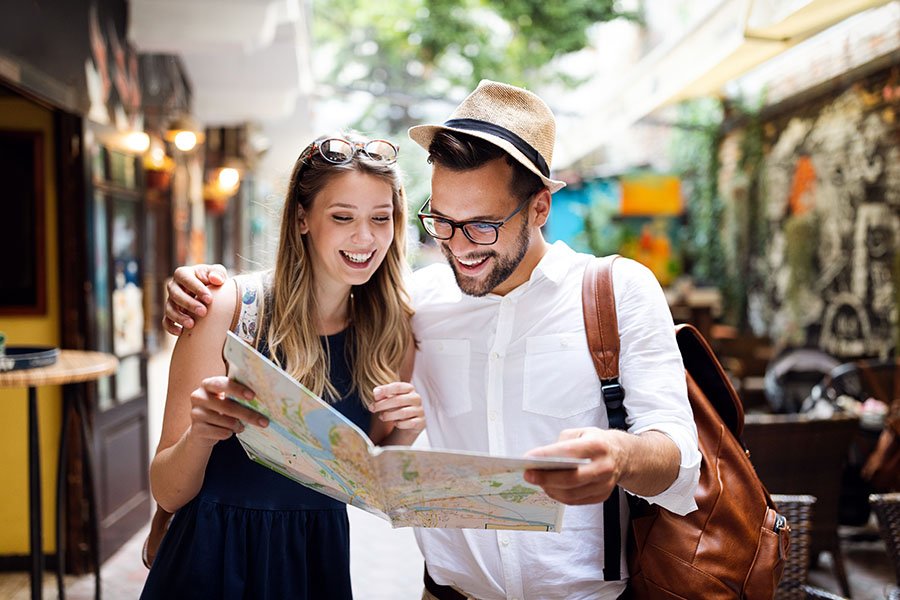 Ein glückliches junges Paar das mit dem Telekom Roaming Paket im Ausland reist