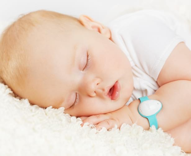 Ein Baby mit der smarten Atmungsüberwachung der Telekom